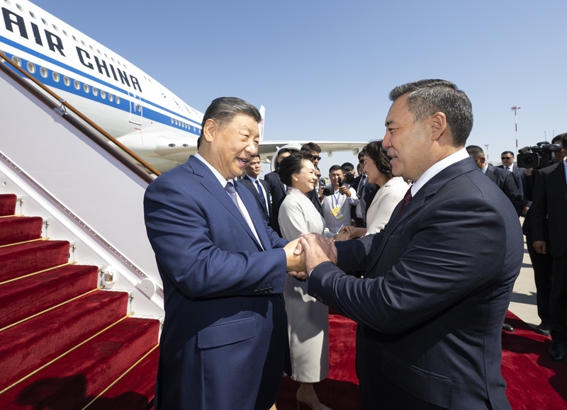 习近平抵达比什凯克出席2026年上海合作...